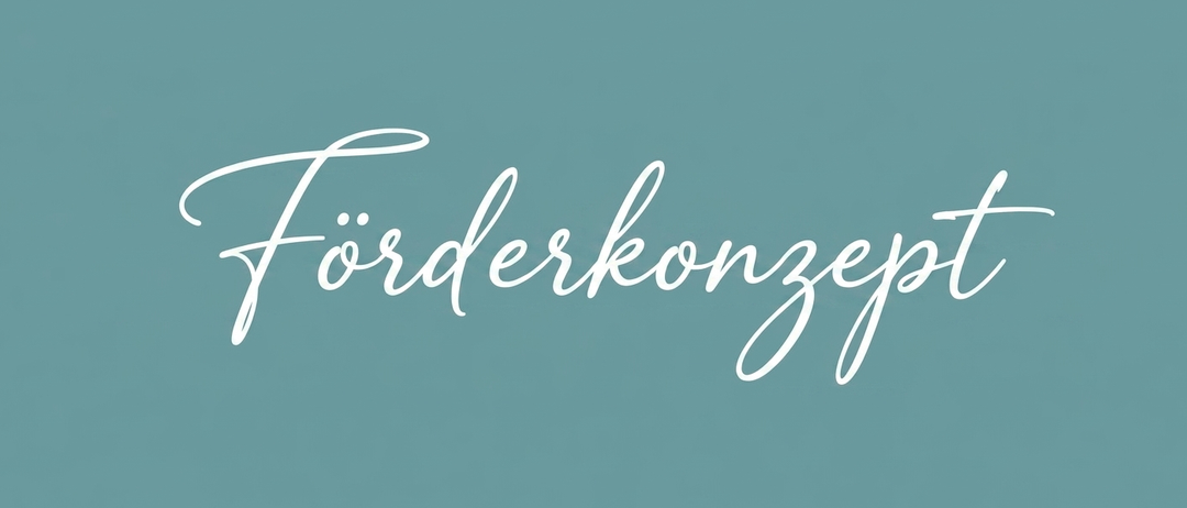 Das Wort 'Förderkonzept' ist in einer kursiven, weißen Schrift auf einem türkisen Hintergrund dargestellt. Es scheint ein Logo oder Markenname zu sein.