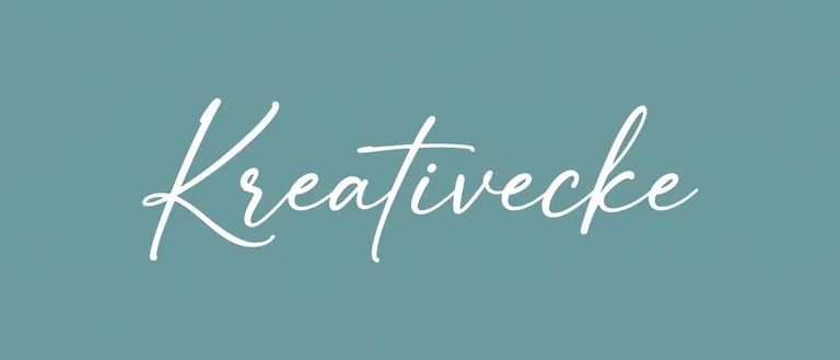 Das Wort Kreativeck in einer stilisierten Schriftart auf einem hellblauen Hintergrund.