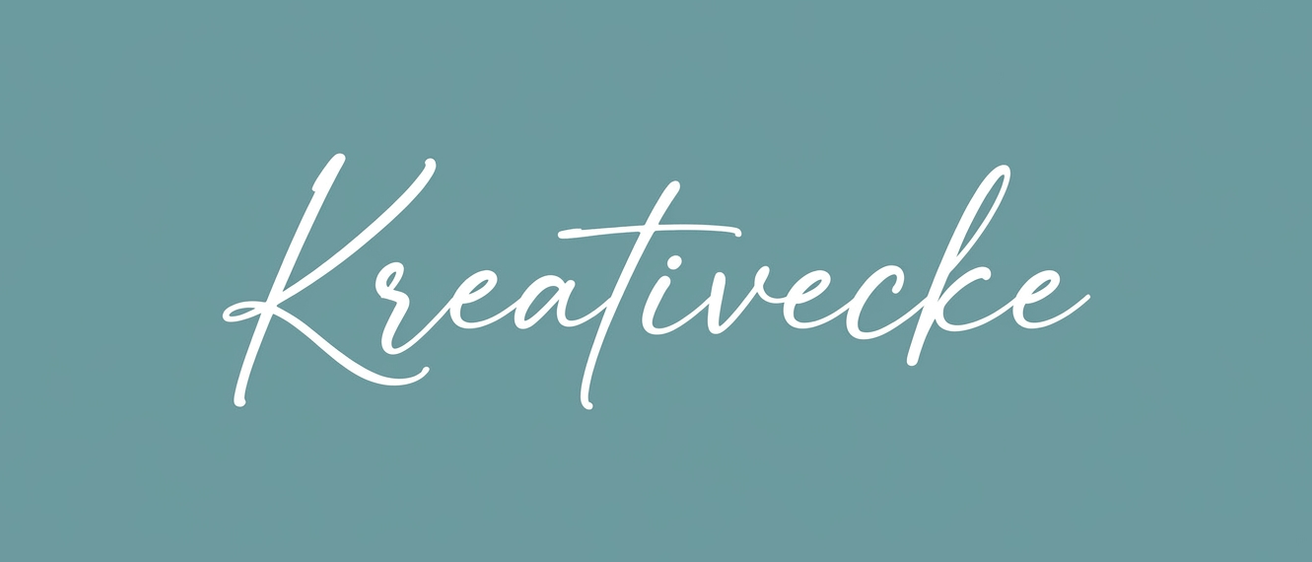 Das Wort Kreativeck in einer stilisierten Schriftart auf einem hellblauen Hintergrund.