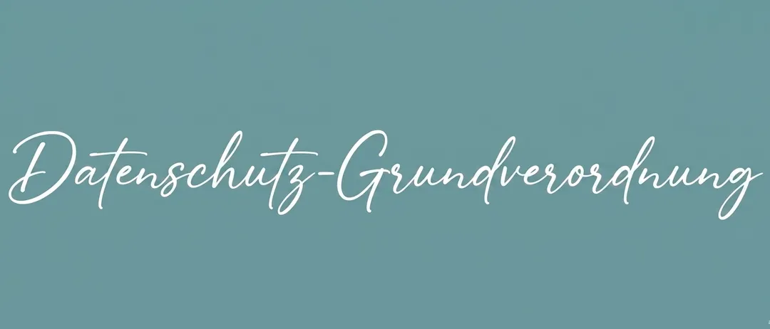 Der Text 'schutz-grundverso' ist in weißer kursiver Schrift auf einem türkisen Hintergrund dargestellt. Der Schriftstil ist elegant und künstlerisch.