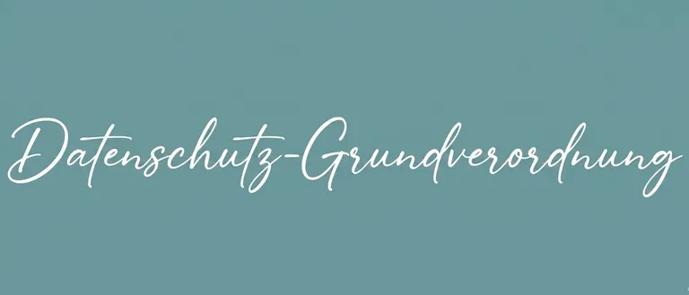 Der Text 'schutz-grundverso' ist in weißer kursiver Schrift auf einem türkisen Hintergrund dargestellt. Der Schriftstil ist elegant und künstlerisch.