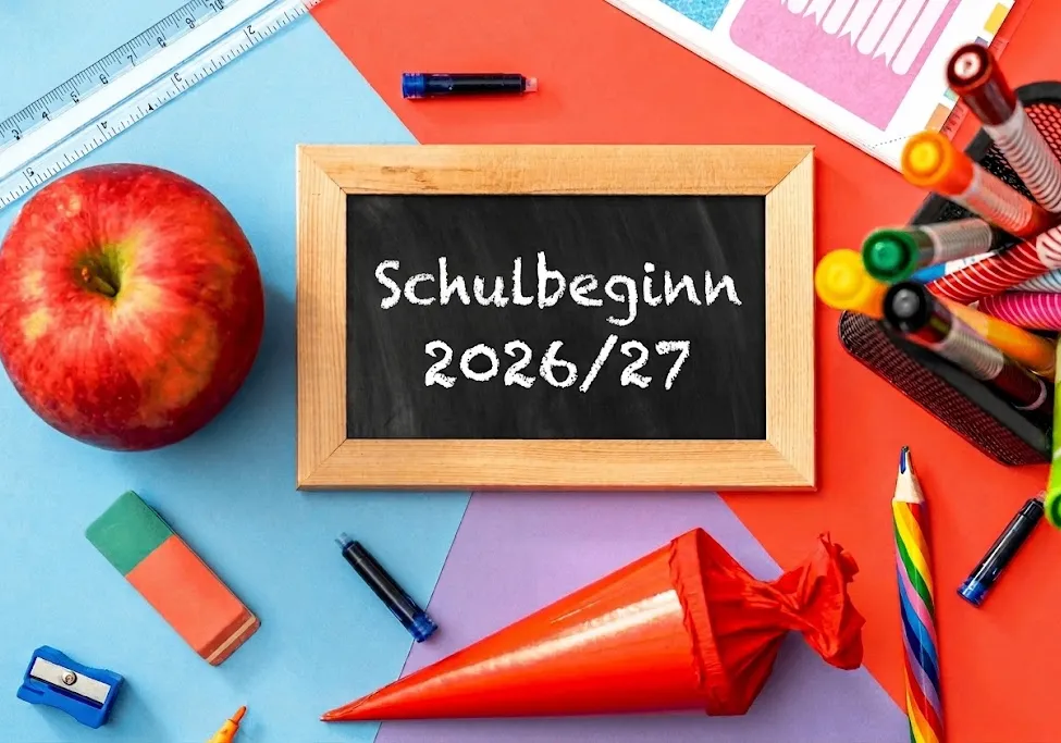 Ein Schultafel mit dem Text 'Schulbeginn 2026/27' umgeben von Schulutensilien wie einem roten Apfel, einem Stift und einem Anspitzer auf einem bunten Hintergrund.
