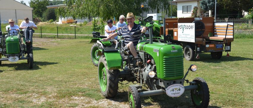 Bild enthält, Person, Adult, Male, Man, Wheel, Grass, Tractor, Vehicle, Car, Model T
