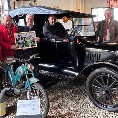 Bild enthält, Tie, Adult, Male, Man, Person, Antique Car, Model T, Handbag, Motorcycle, Glasses