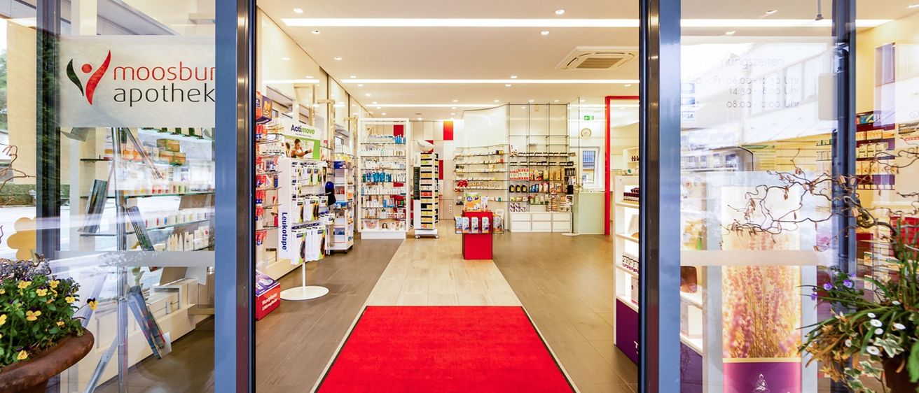 Bild enthält, Architecture, Building, Shop, Book, Publication, Plant, Person, Home Decor, Rug, Pharmacy