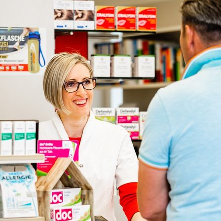 Bild enthält, Adult, Female, Person, Woman, Shop, Pharmacy, Male, Man, Face, Head