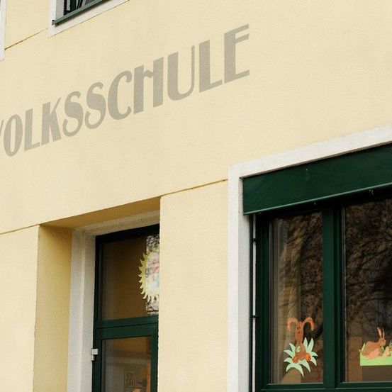 Bild enthält, Architecture, Building, City, Door, Shop, Window