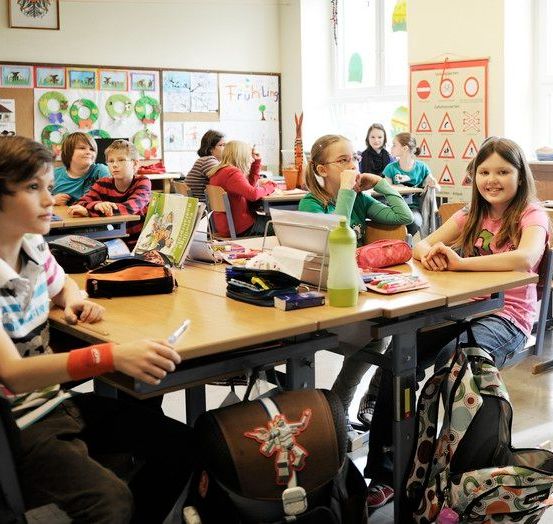 Bild enthält, Building, School, Person, Student, Classroom, Bag, Handbag, Face, Footwear, Shoe