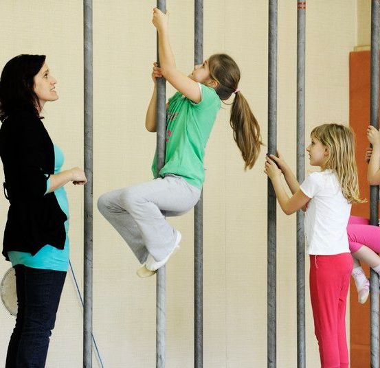 Bild enthält, Adult, Female, Person, Woman, Child, Girl, Teen, Pants, Jeans, Mace Club