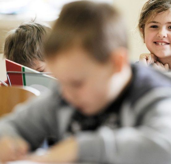 Bild enthält, Boy, Child, Male, Person, Female, Girl, Student, Face, Head