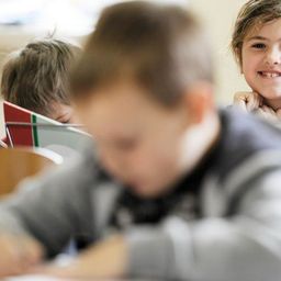 Bild enthält, Boy, Child, Male, Person, Female, Girl, Student, Face, Head