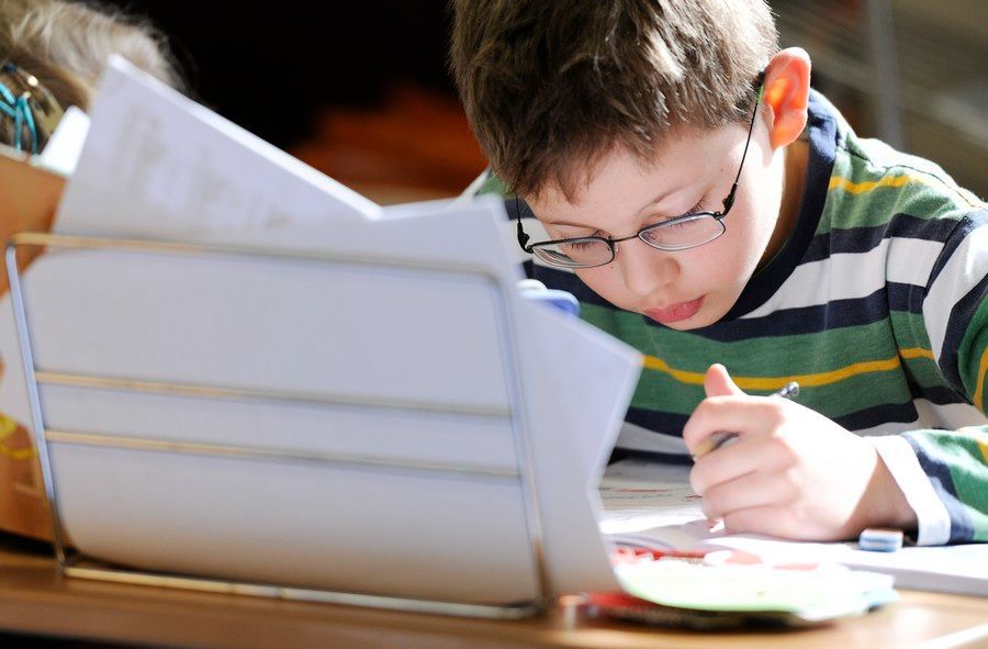 Bild enthält, Person, Reading, Boy, Child, Male, Student, Writing, Face, Head, Glasses
