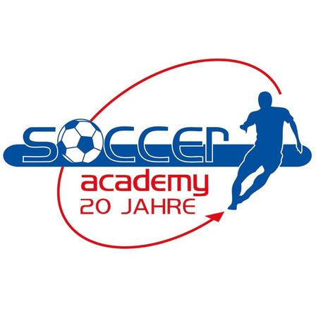 Das Logo der Soccer Academy zeigt einen blauen Fußball mit rotem Umriss und darunter den Text 'SOCCER ACADEMY 20 JAHRE'. Rechts ist eine Silhouette eines Spielers in Bewegung.