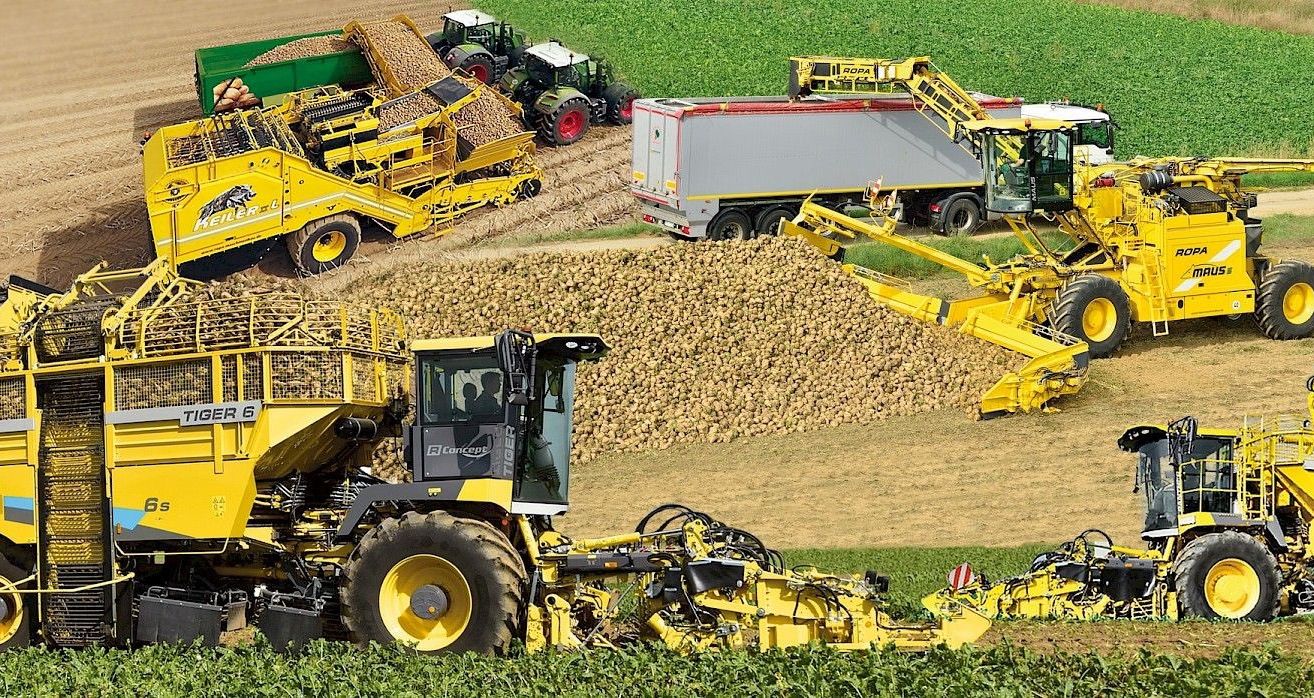 Bild enthält, Outdoors, Nature, Countryside, Rural, Farm, Harvest, Machine, Wheel, Bulldozer, Aerial View