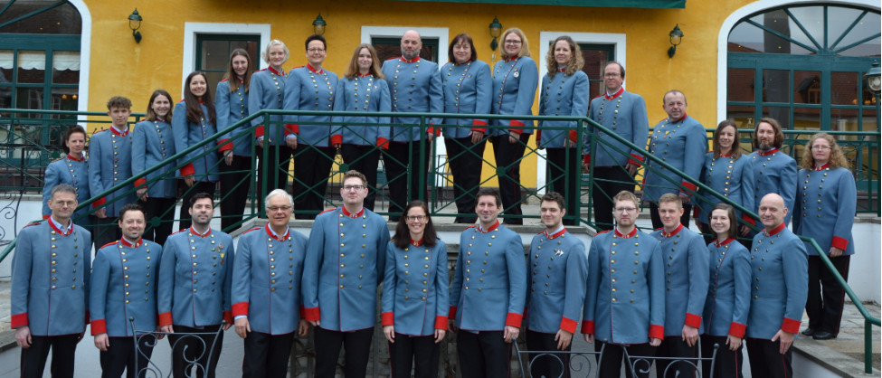 Bild enthält, People, Person, Pants, Groupshot, Lamp, Adult, Male, Man, Glasses, Shoe