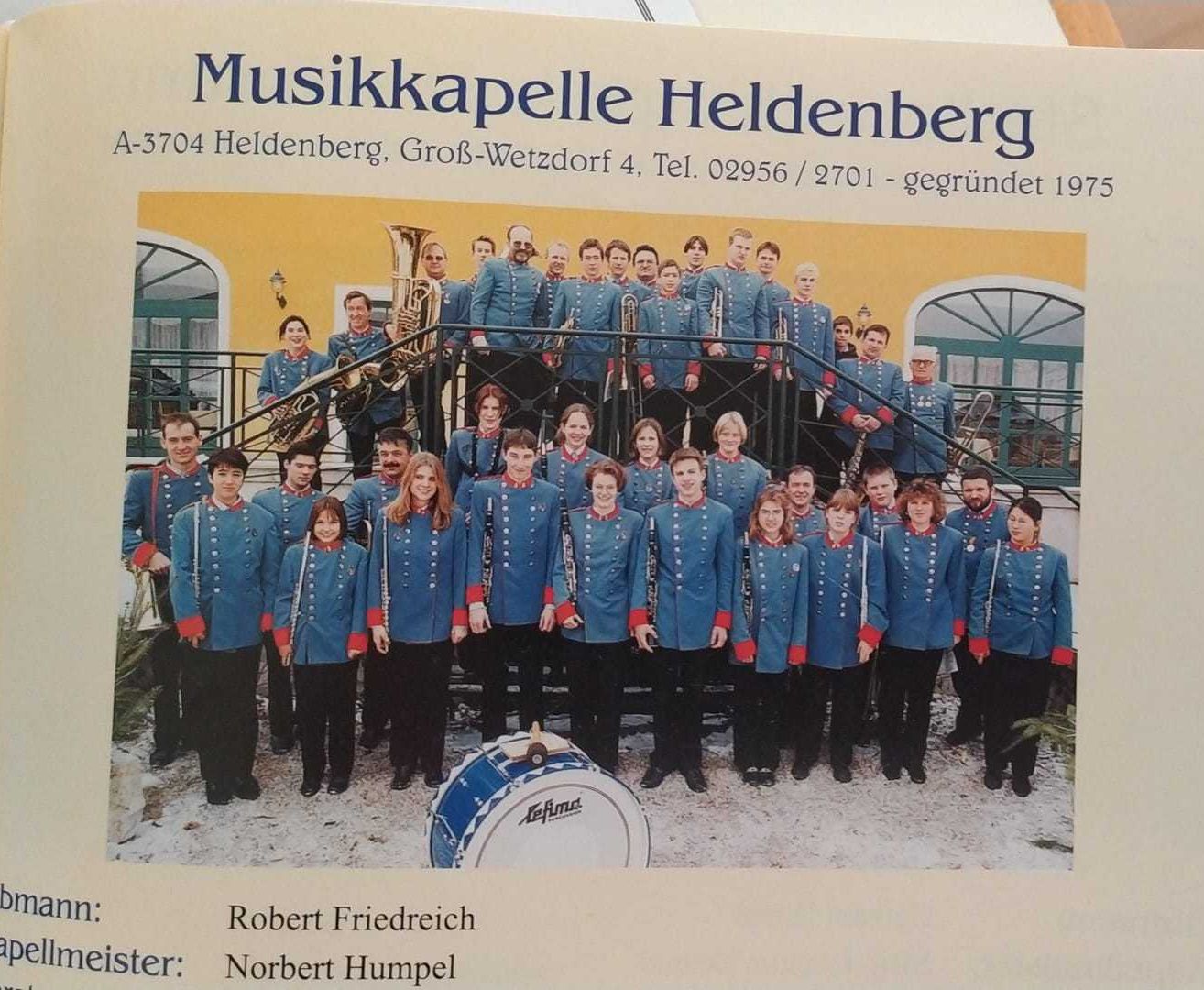 Bild enthält, People, Person, Photography, Portrait, Advertisement, Poster, Coat, Pants, Text