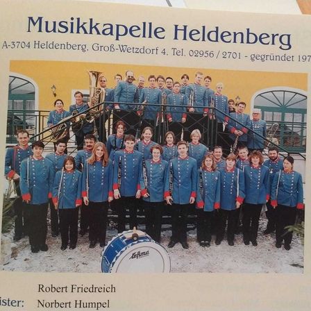 Bild enthält, People, Person, Photography, Portrait, Advertisement, Poster, Coat, Pants, Text