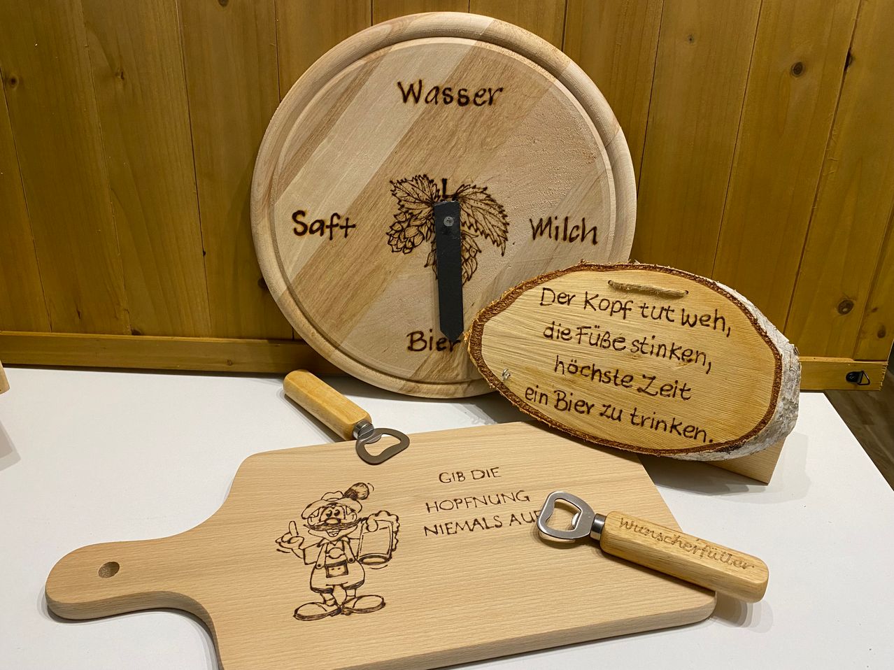 Bild enthält, Chopping Board, Food, Wood, Person