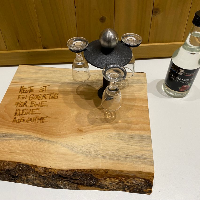 Bild enthält, Hardwood, Stained Wood, Wood, Chopping Board, Food, Furniture, Table, Beer, Beverage, Tabletop