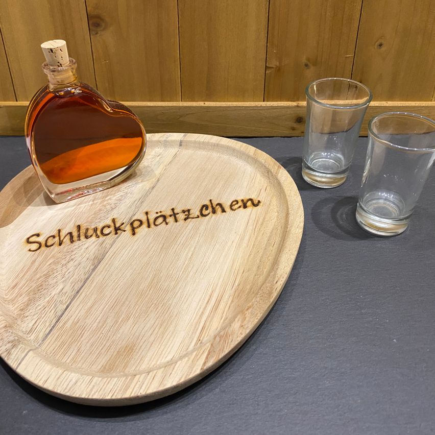 Bild enthält, Bottle, Cosmetics, Perfume, Food, Hardwood, Wood, Stained Wood, Chopping Board, Table, Tabletop