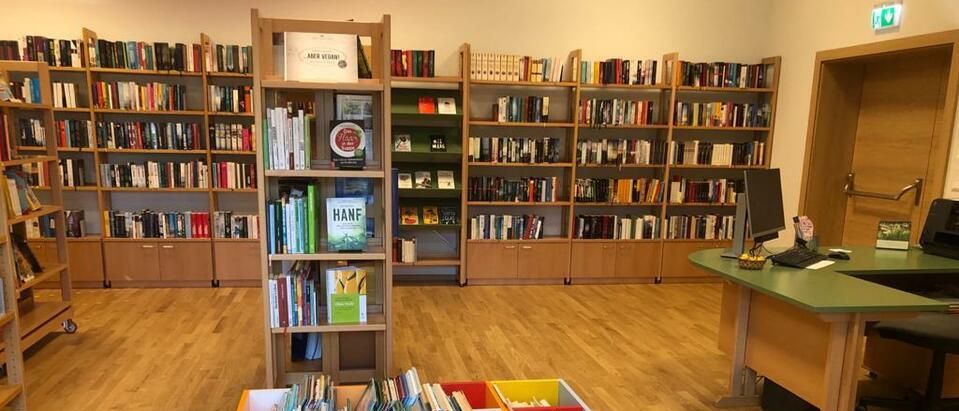 Bild enthält, Furniture, Book, Publication, Indoors, Library, Desk, Bookcase, Computer Keyboard, Shop, Monitor