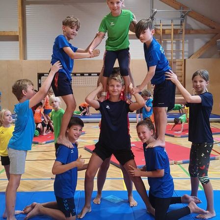 Bild enthält, Boy, Child, Male, Person, Shorts, People, Adult, Female, Woman