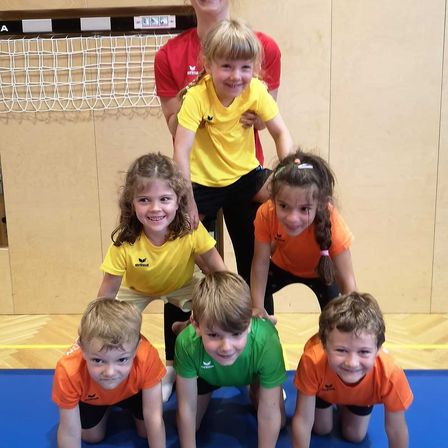 Bild enthält, Child, Female, Girl, Person, Boy, Male, Adult, Woman, Face, Portrait