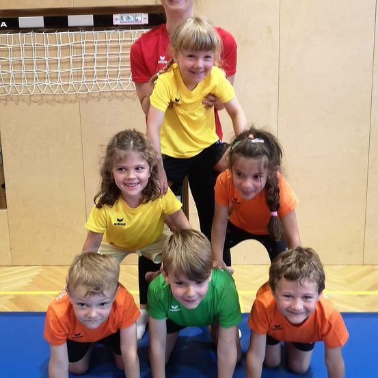 Bild enthält, Child, Female, Girl, Person, Boy, Male, Adult, Woman, Face, Portrait