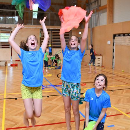 Bild enthält, Floor, Flooring, Wood, Shorts, Hardwood, Person, Purple, Portrait, T-Shirt, Dancing