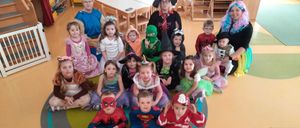 Bild enthält, People, Person, Adult, Female, Woman, Kindergarten, Photography, Portrait, Child, Girl