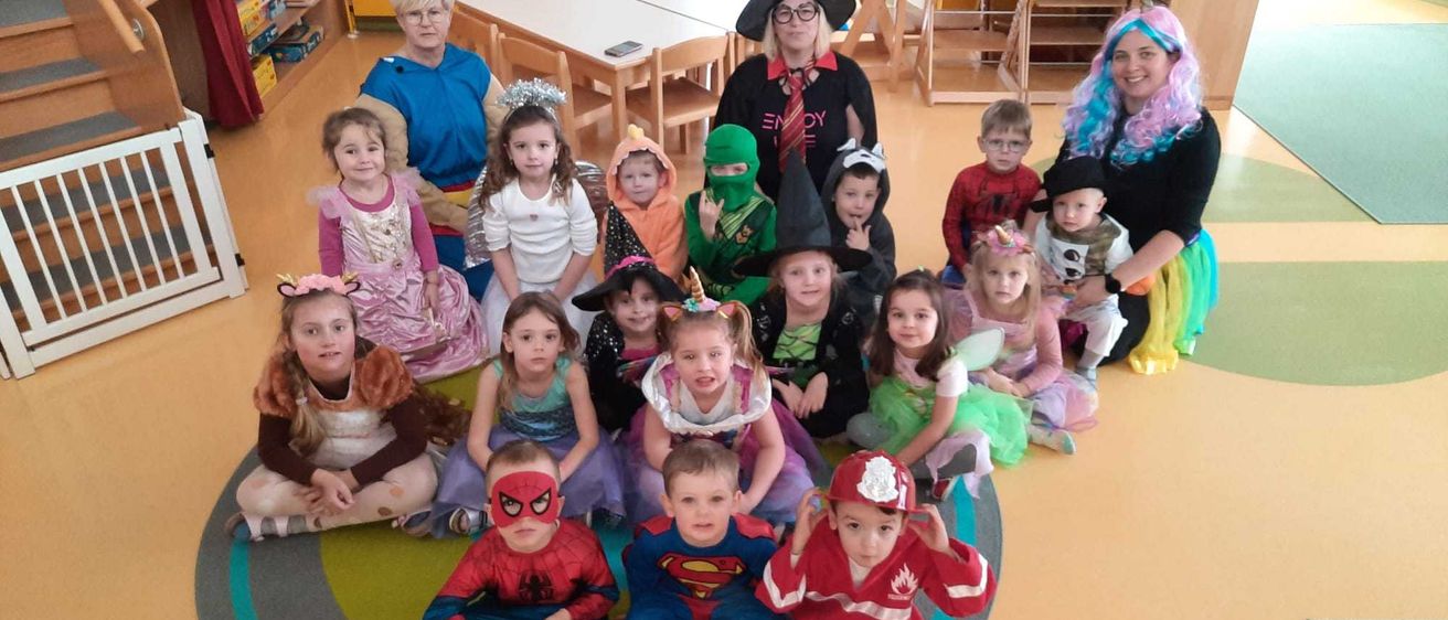 Bild enthält, People, Person, Adult, Female, Woman, Kindergarten, Photography, Portrait, Child, Girl