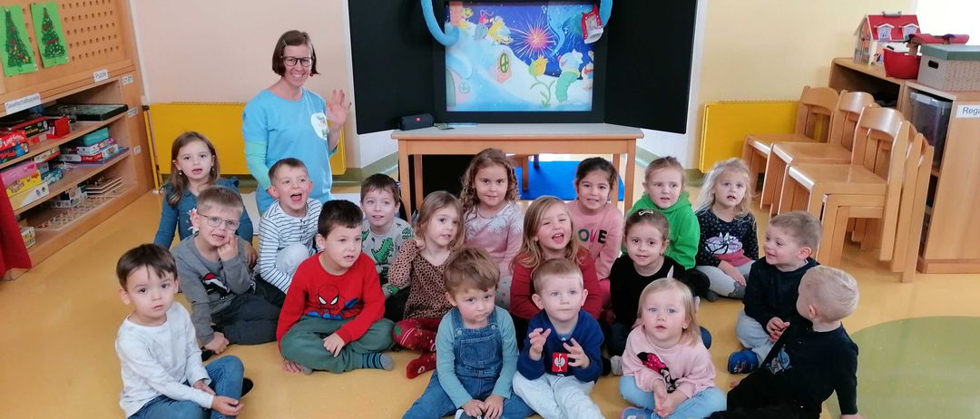 Bild enthält, Kindergarten, Computer Hardware, Monitor, Screen, Adult, Female, Person, Woman, TV, Pants