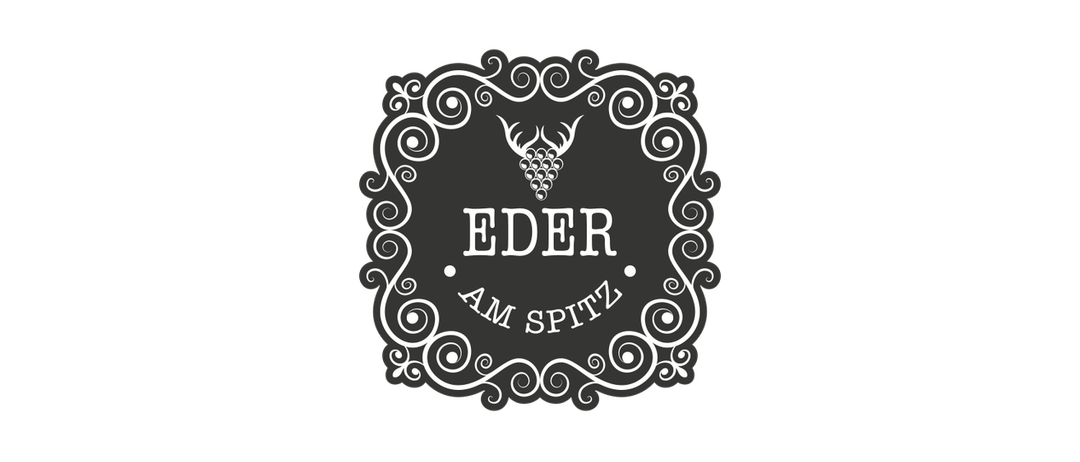 Das Logo für Eder am Spitz zeigt einen Hirschkopf mit Geweih, umgeben von Weinreben. Der Text 'EDER AM SPITZ' ist in weiß auf schwarzem Hintergrund geschrieben.
