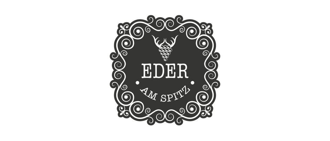 Ein dekoratives Logo mit 'Eder am Spitz', einem Hirsch und Trauben in einem kunstvollen, vintage-inspirierten Rahmen.