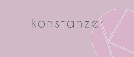 Ein hellrosa Hintergrund mit dem Wort 'konstanzer' in fetter schwarzer Schrift. In der rechten Ecke des Bildes befindet sich ein geometrisches Muster.