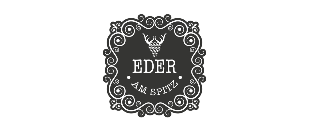 Das Logo für Eder am Spitz, mit einem Hirsch und Trauben in einem verzierten Rahmen.