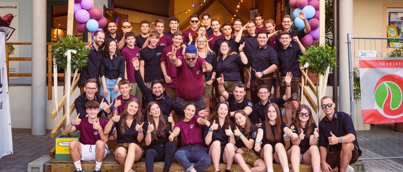 Bild enthält, People, Person, Female, Girl, Teen, Groupshot, Shoe, Boy, Male, Man