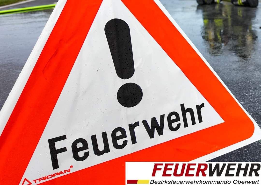 Bild enthält, Sign, Symbol, Flag, Road Sign