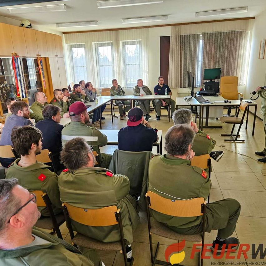 Bild enthält, People, Person, Cafeteria, Indoors, Adult, Male, Man, Crowd, School, Classroom