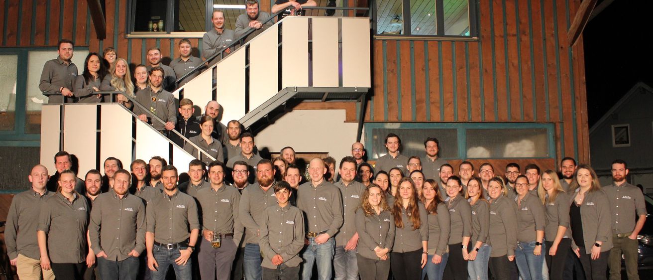 Bild enthält, People, Person, Clothing, Pants, Groupshot, Team, Jeans, Coat, Shoe, Face