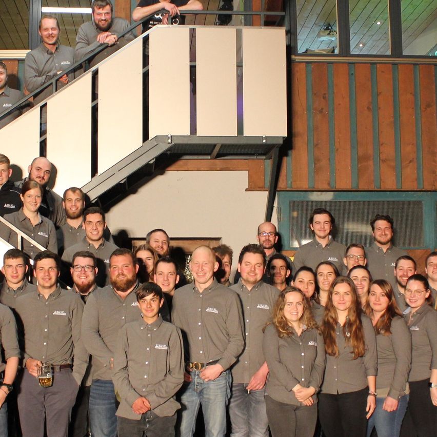 Bild enthält, People, Person, Clothing, Pants, Groupshot, Team, Jeans, Coat, Shoe, Face