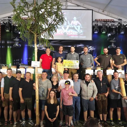 Bild enthält, People, Person, Pants, Stage, Shorts, Urban, Adult, Male, Man, Groupshot