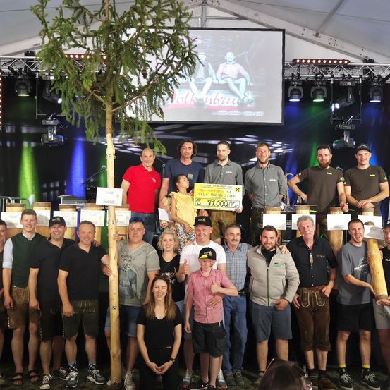 Bild enthält, People, Person, Pants, Stage, Shorts, Urban, Adult, Male, Man, Groupshot