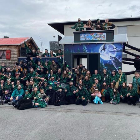 Bild enthält, People, Person, Clothing, Footwear, Shoe, Celebrating, Groupshot