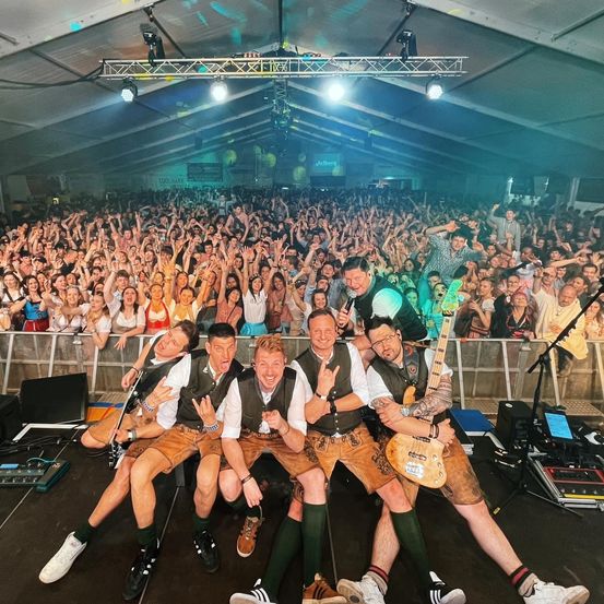 Bild enthält, Urban, Concert, Person, Adult, Male, Man, Shorts, Night Life, People, Face