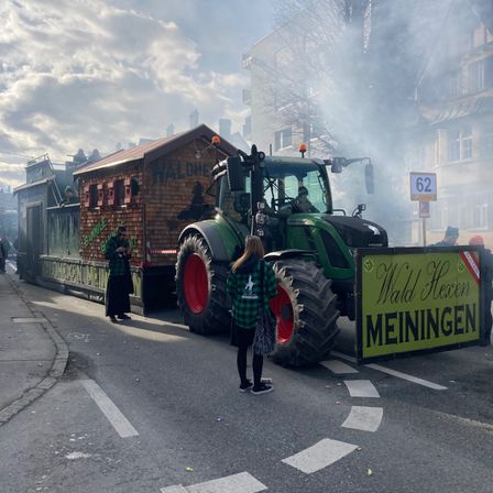 Bild enthält, Female, Girl, Person, Teen, Machine, Wheel, Footwear, Shoe, Vehicle, Head