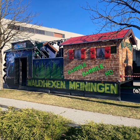 Bild enthält, Machine, Wheel, Person, Architecture, Building, Outdoors, Truck, Vehicle, Nature, Food Truck