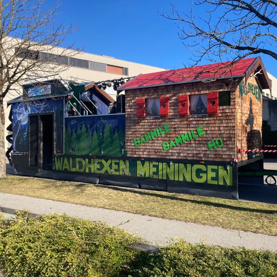 Bild enthält, Machine, Wheel, Person, Architecture, Building, Outdoors, Truck, Vehicle, Nature, Food Truck
