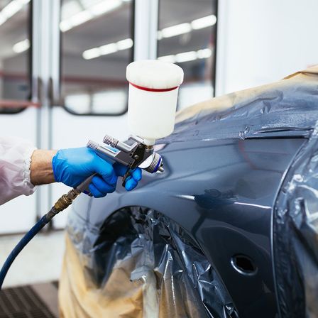 Bild enthält, Clothing, Glove, Adult, Male, Man, Person, Car, Vehicle, Face, Head