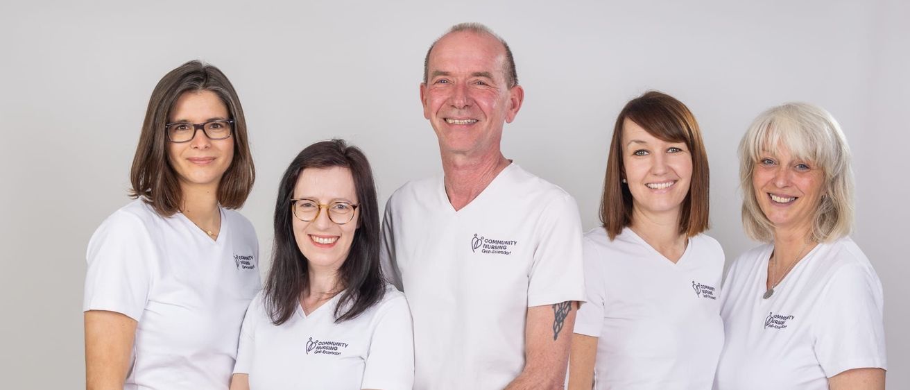 Bild enthält, Groupshot, Person, People, Adult, Female, Woman, Pants, Male, Man, T-Shirt